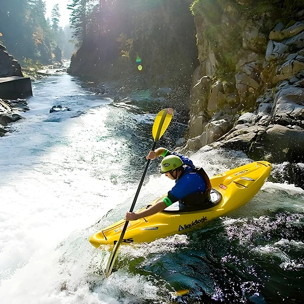 Kayak en eaux vives dans une gorge de l’Atlas