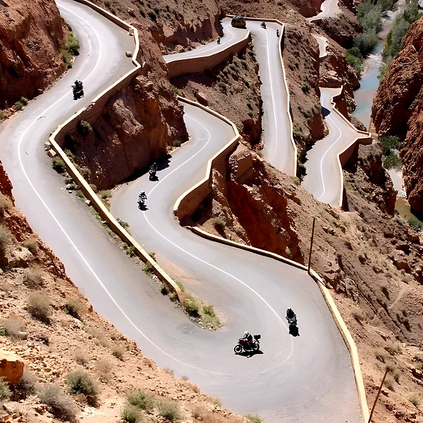 Motos dans les lacets des gorges du Dadès