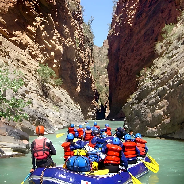 Rafting en groupe dans une gorge de l’Atlas