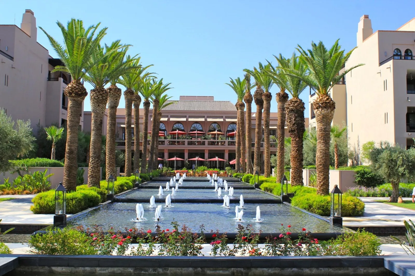 Jardins e tanques de um palácio em Marraquexe